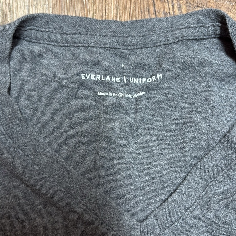Everlane Uniform gray v-neck T-shirt - Picture 2 of 2